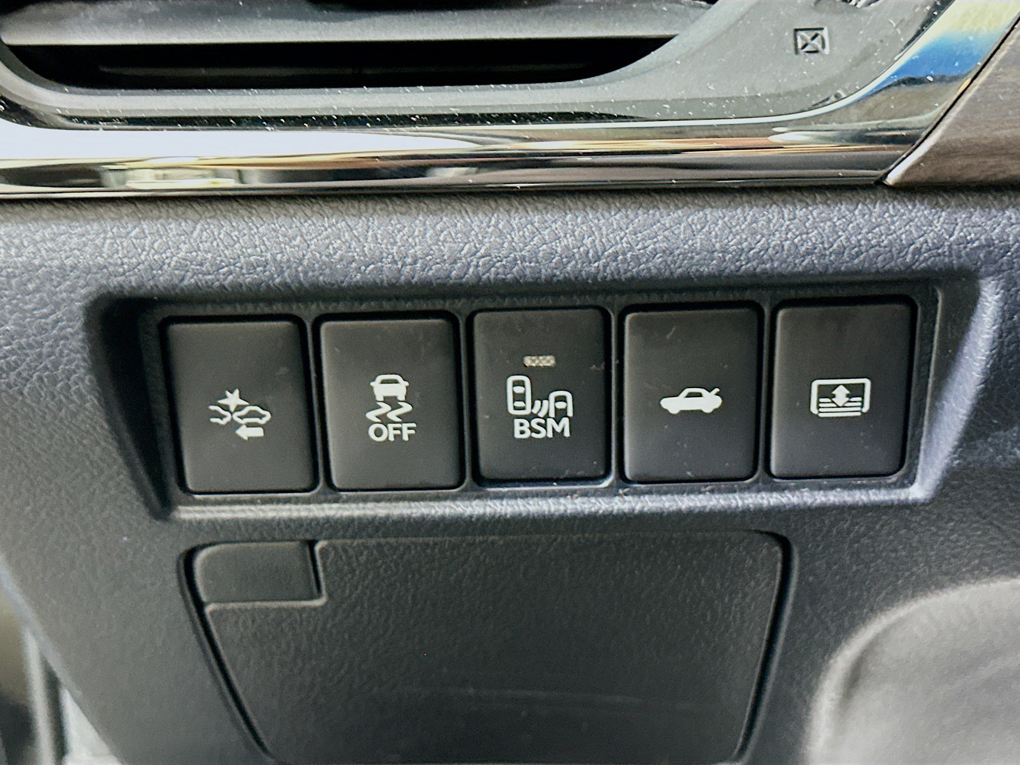 Used 2017 Toyota Avalon Limited w/ Carpet Mat Package FWD image 16