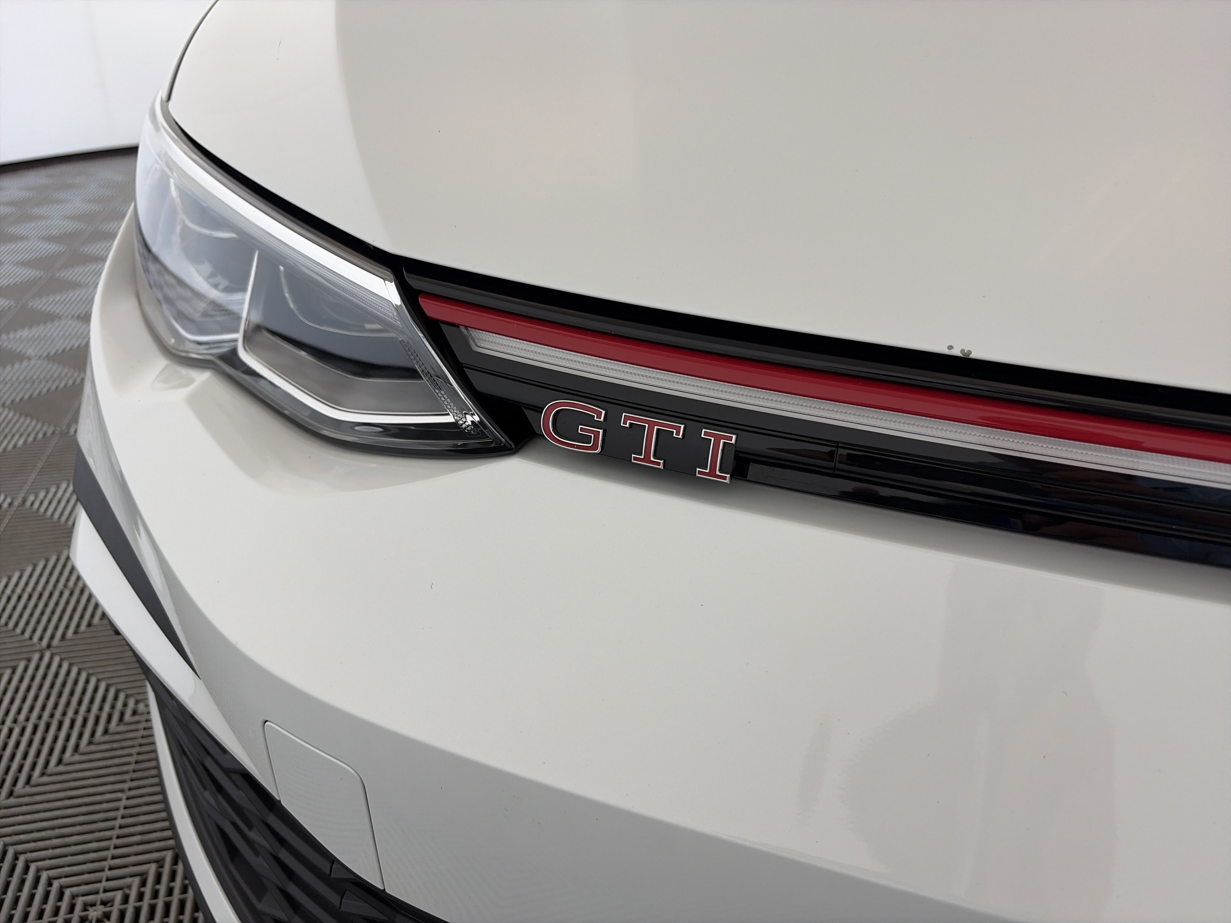 Used 2024 Volkswagen GTI SE FWD image 17