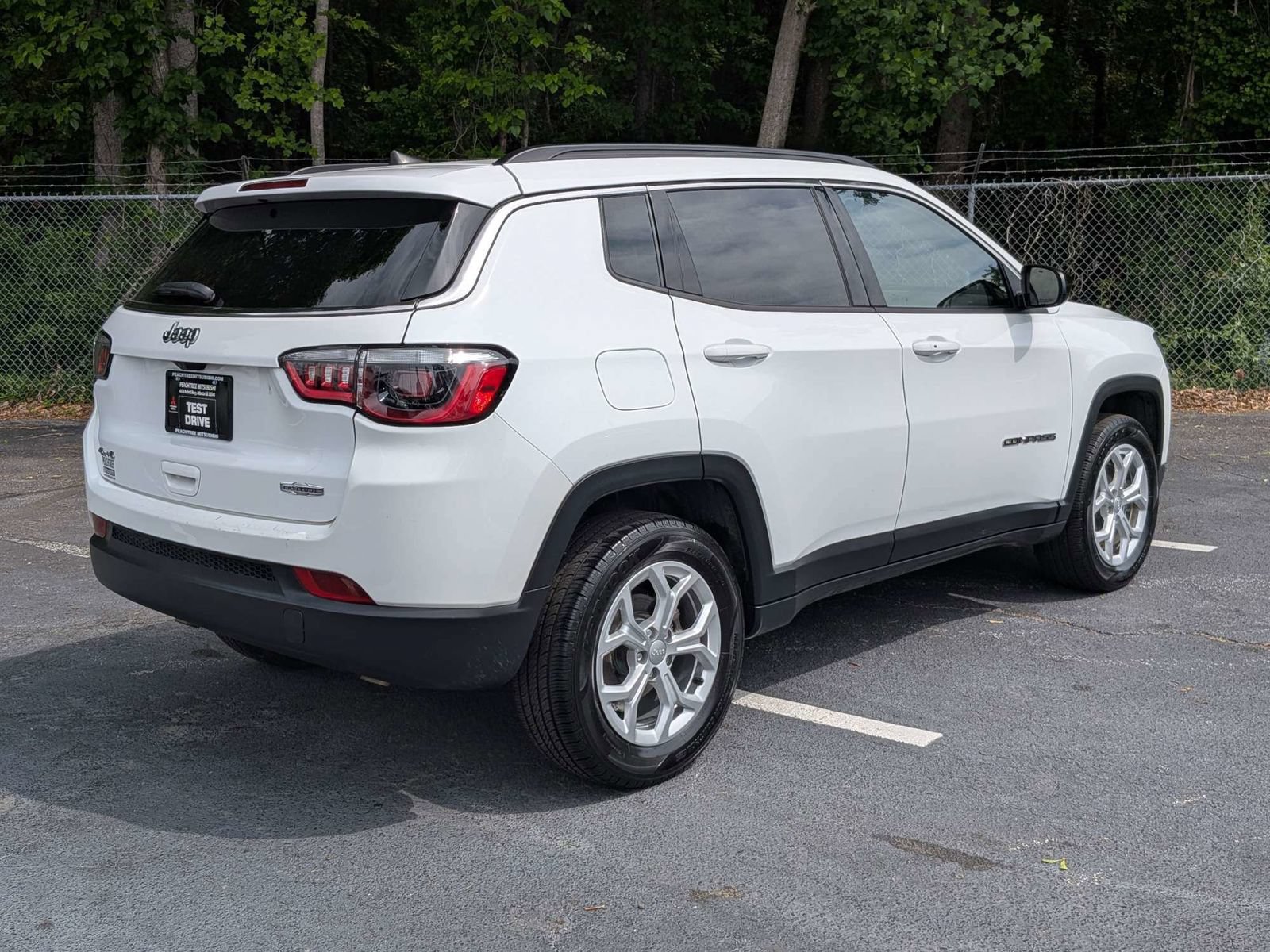 Used 2024 Jeep Compass Latitude AWD/4WD image 4
