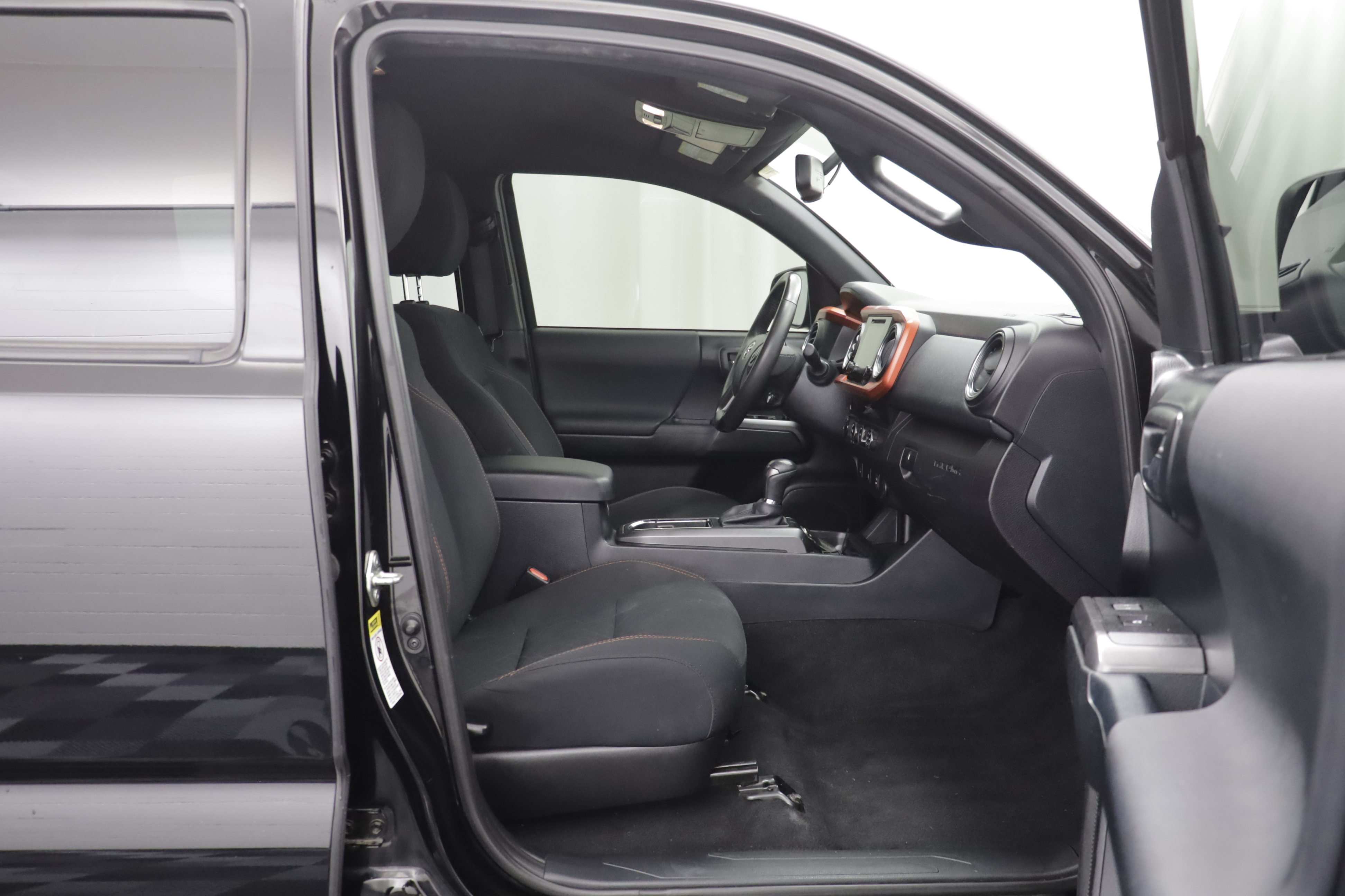 Used 2017 Toyota Tacoma TRD Sport w/ Tow Package (A/T) AWD/4WD image 19