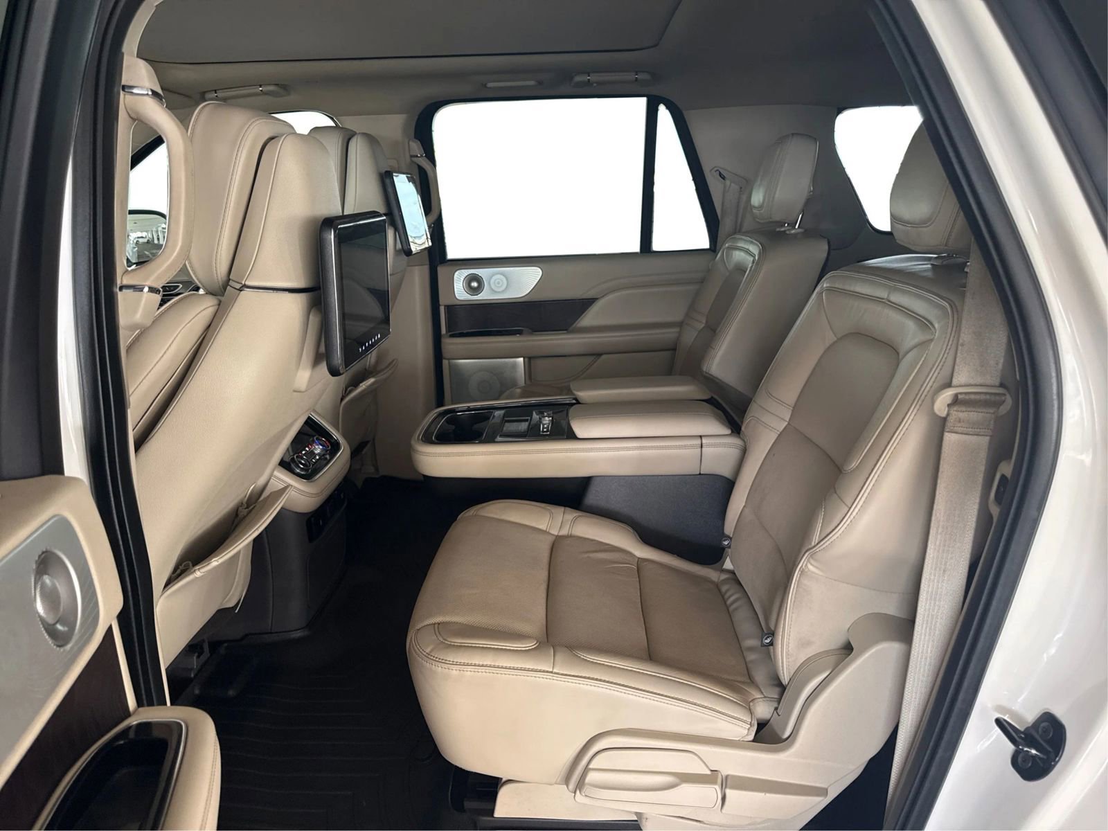 Used 2019 Lincoln Navigator L Reserve w/ Cargo Package AWD/4WD image 10