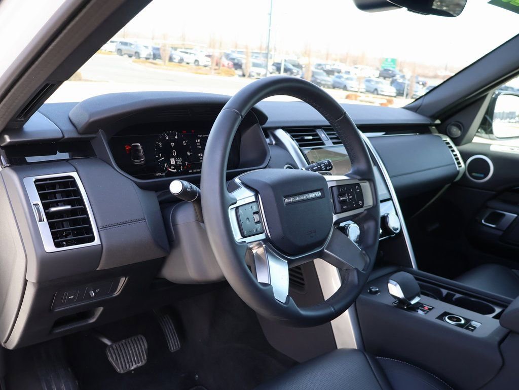 Used 2025 Land Rover Discovery S image 18