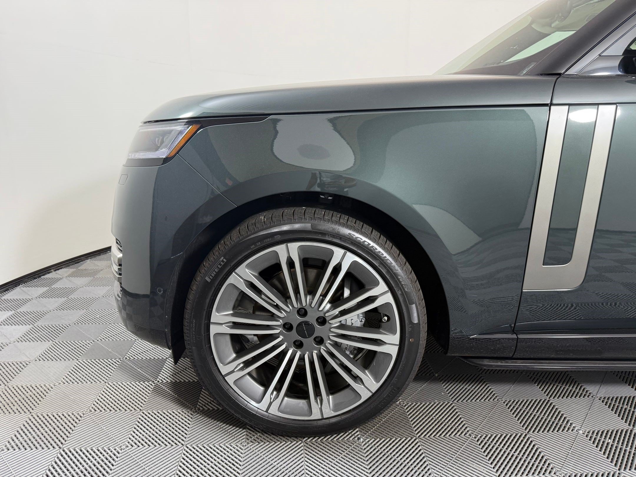 New 2026 Land Rover Range Rover Long Wheelbase SE AWD/4WD image 13