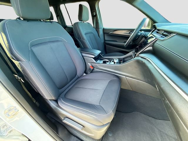 Used 2024 Jeep Grand Cherokee Laredo w/ Luxury Tech Group I RWD image 27