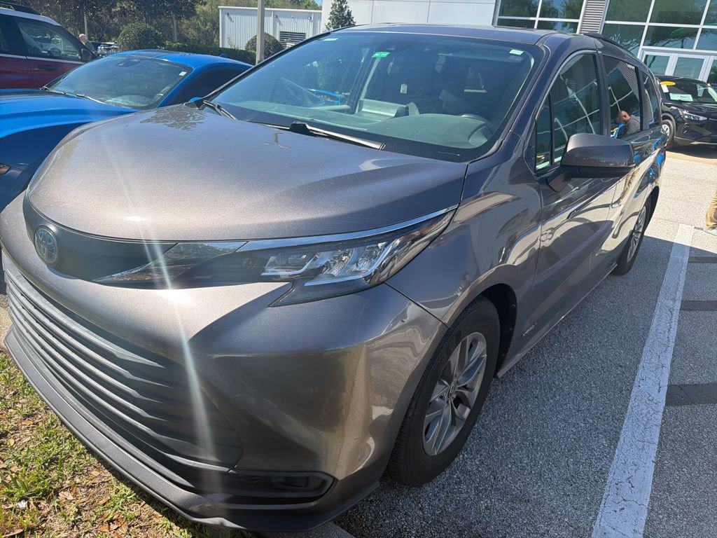 Used 2021 Toyota Sienna LE w/ LE Plus Package image 2