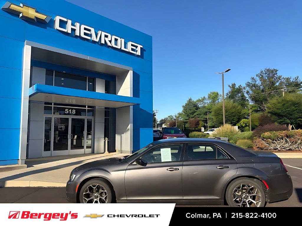 Used 2018 Chrysler 300 Touring w/ Sport Appearance Package RWD image 8