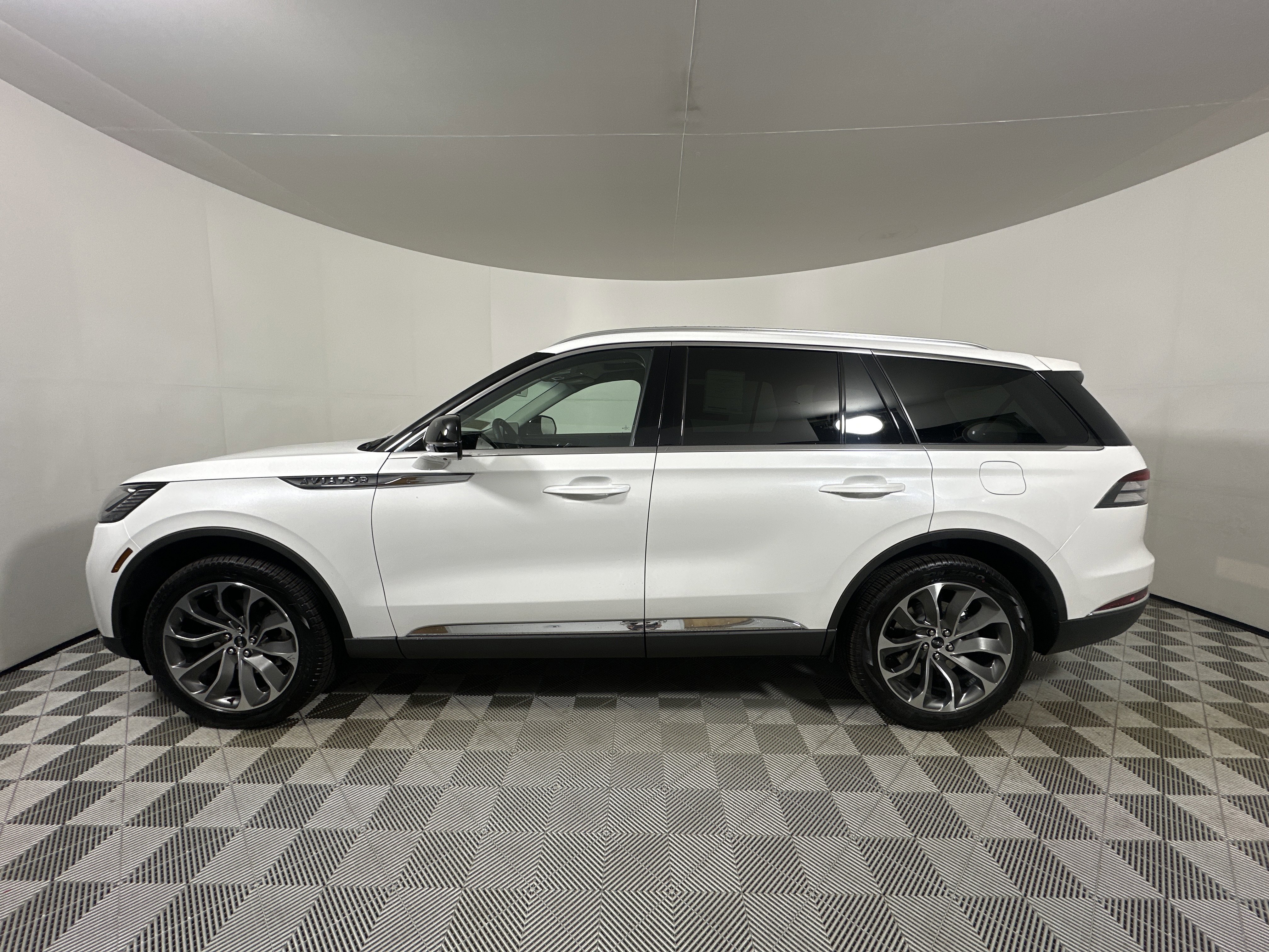 New 2025 Lincoln Aviator AWD image 4