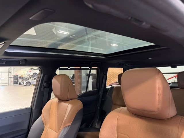 Used 2024 Lexus GX 550 w/ Accessory Package (Z1) AWD/4WD image 14