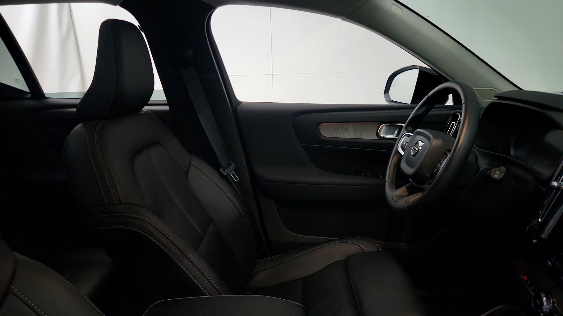 Used 2025 Volvo XC40 B5 Plus AWD/4WD image 15