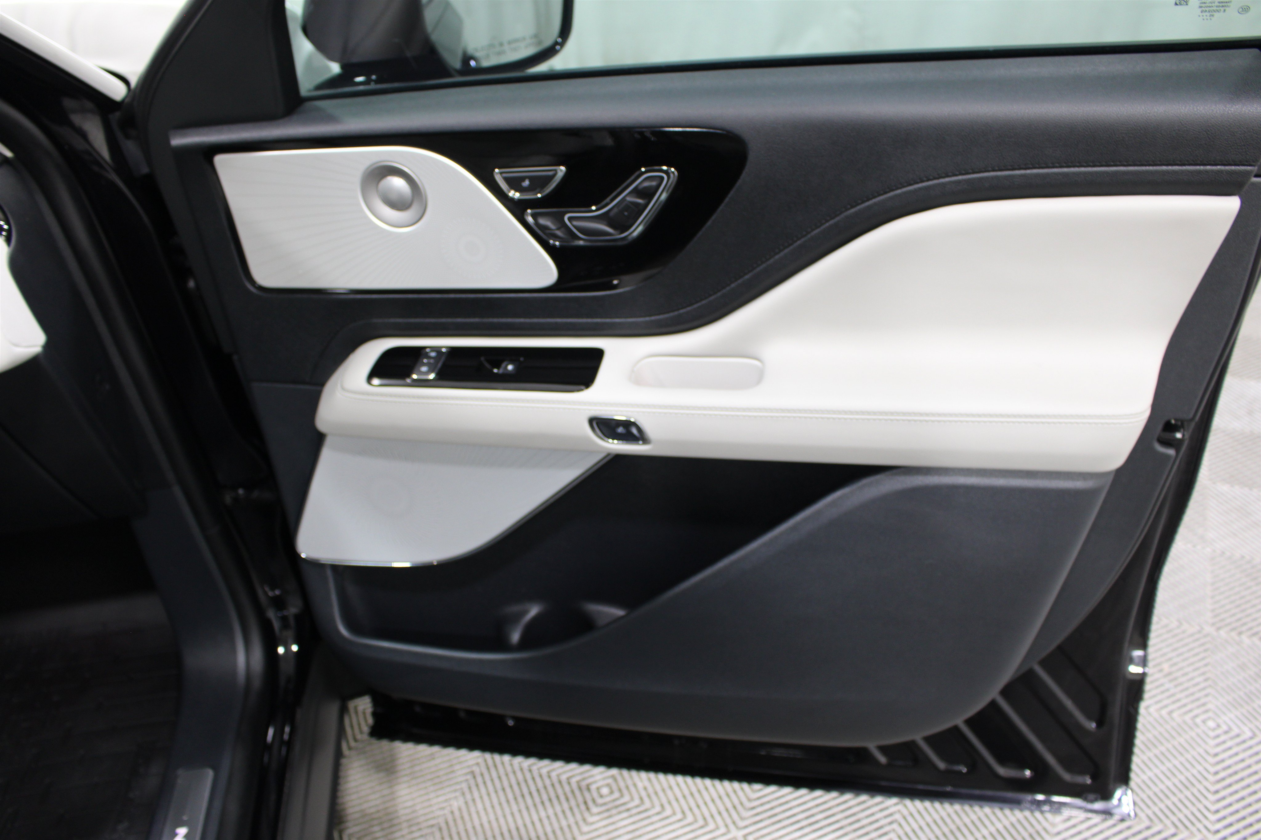 Certified 2026 Lincoln Aviator Reserve AWD/4WD image 30
