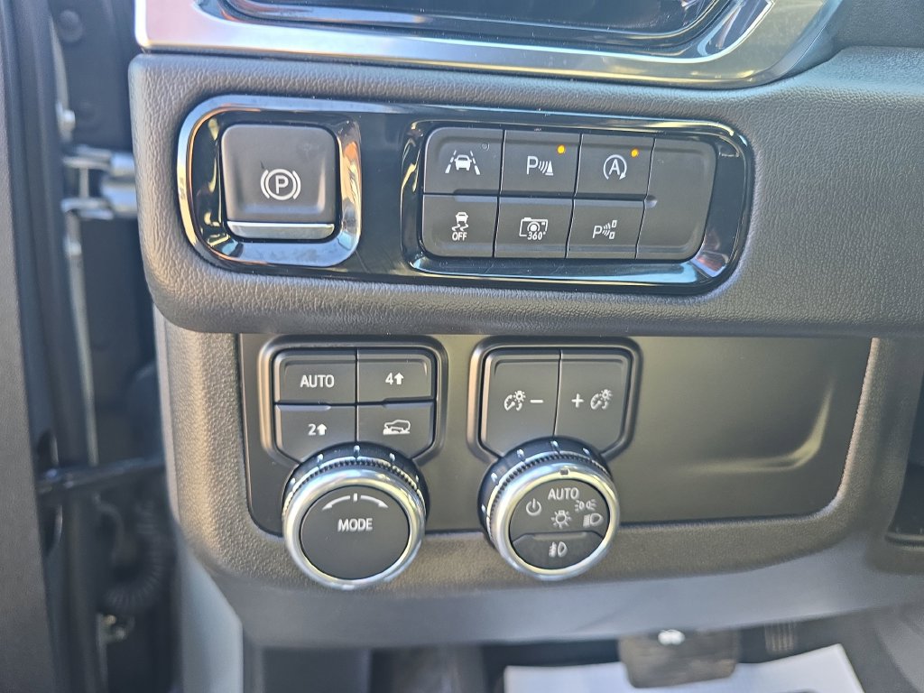 Used 2025 GMC Yukon Denali AWD/4WD image 31