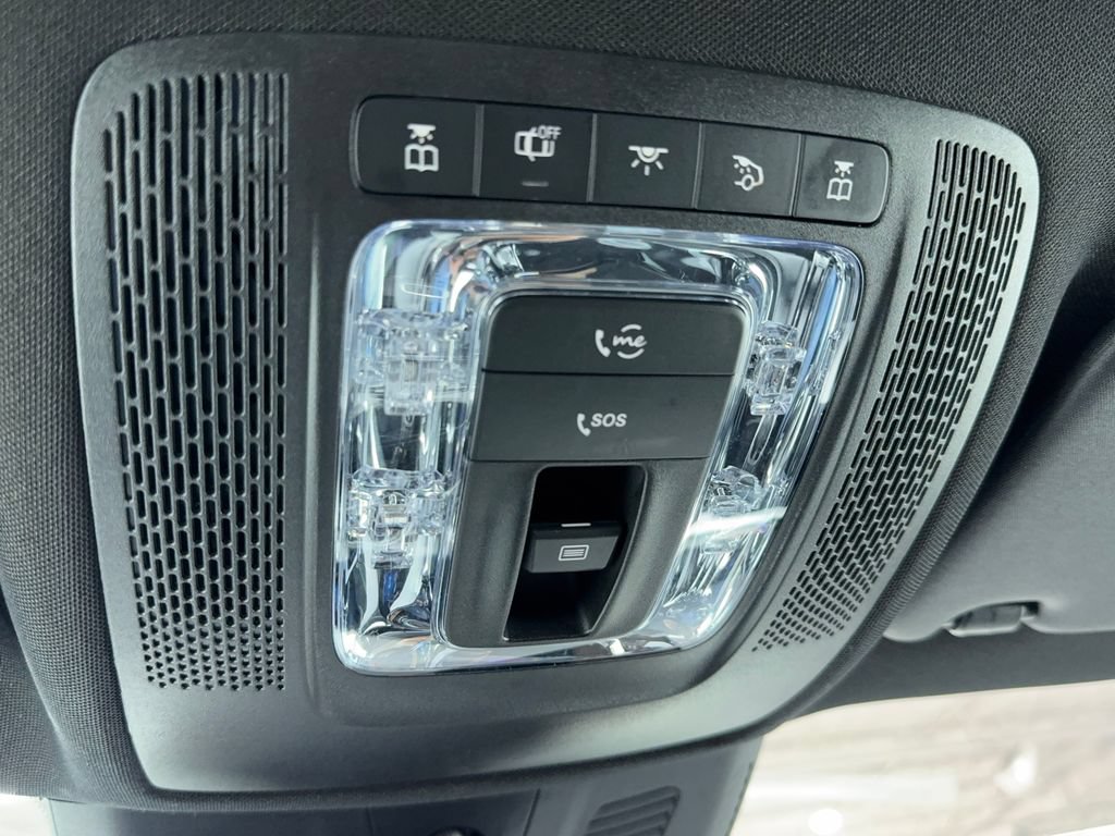 Used 2023 Mercedes-Benz GLB 250 4MATIC w/ Premium Package image 37