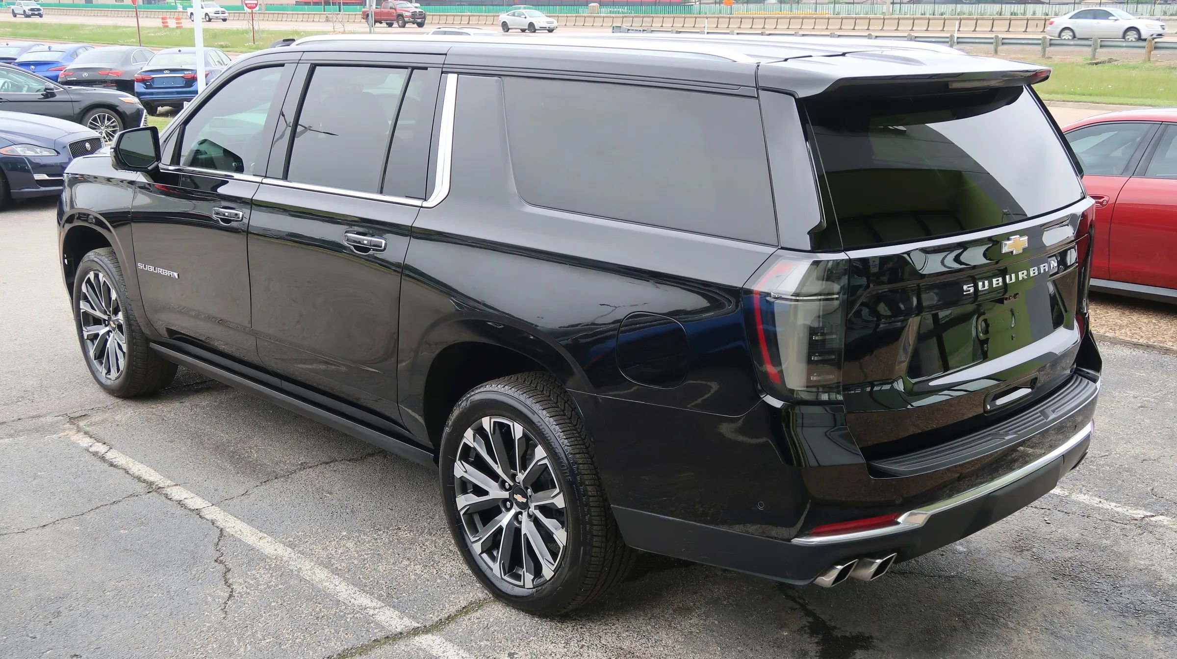 Used 2025 Chevrolet Suburban High Country RWD image 12
