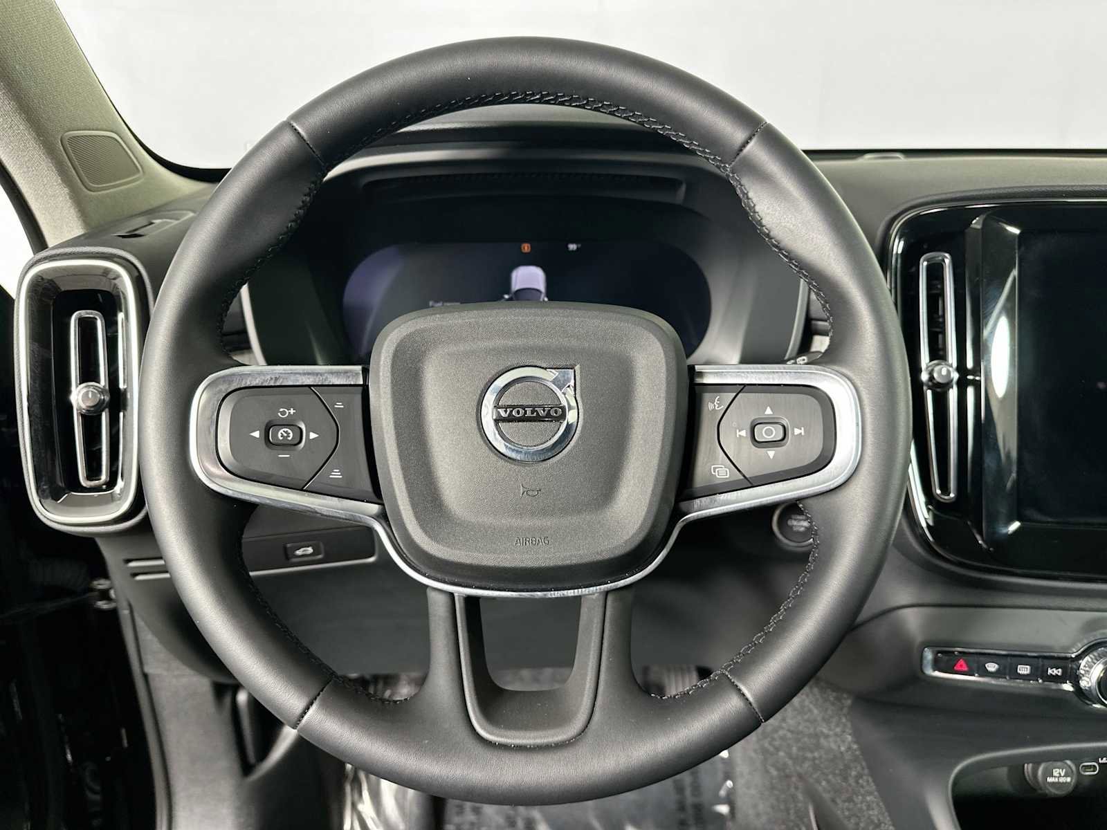 Used 2025 Volvo XC40 B5 Core w/ Protection Package Premier image 11