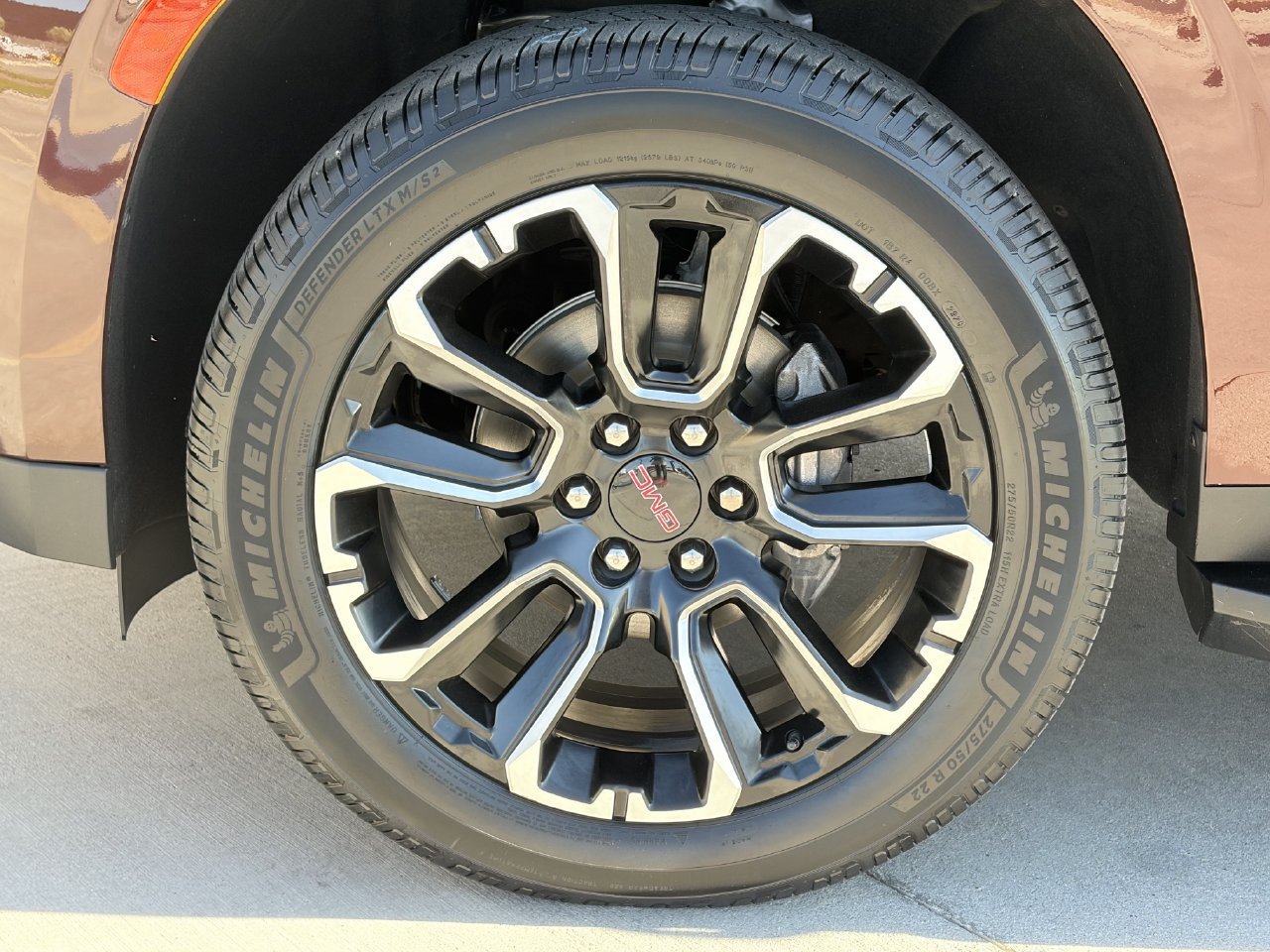 Used 2023 GMC Yukon SLT w/ SLT Premium Package AWD/4WD image 9
