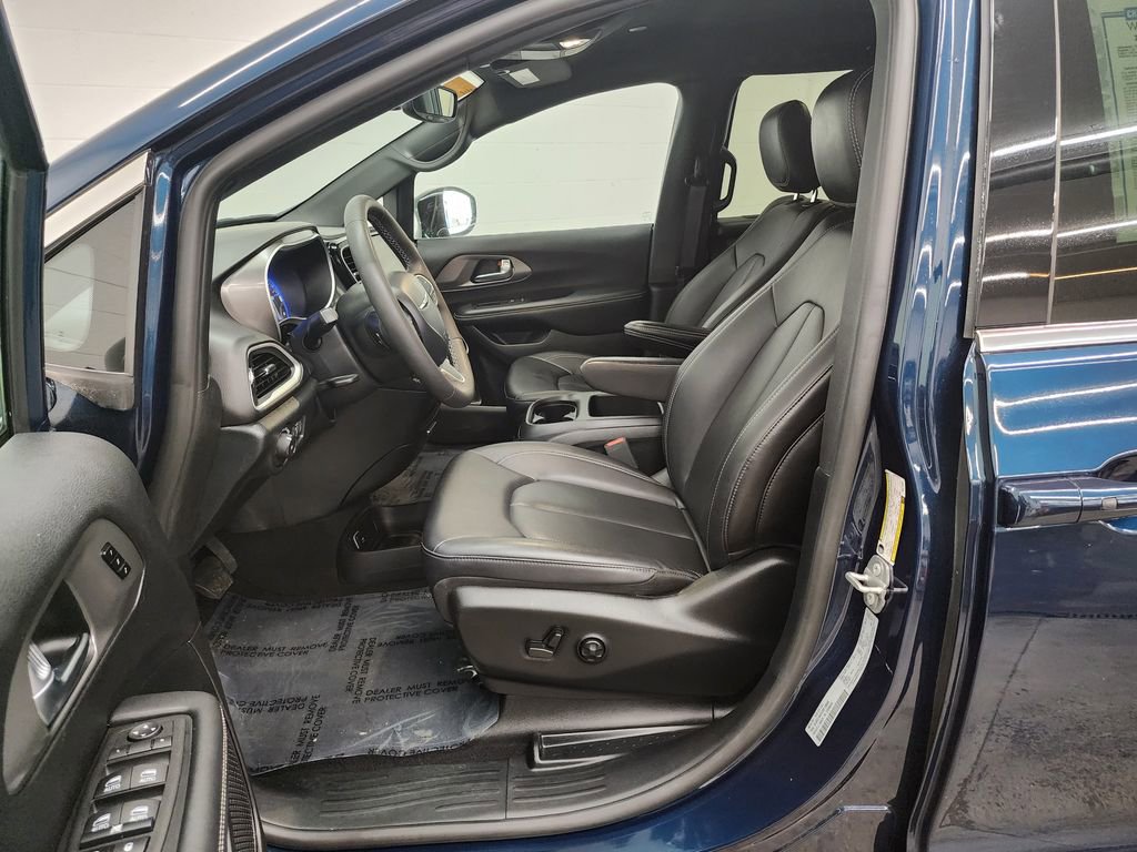 Used 2025 Chrysler Pacifica Select FWD image 12