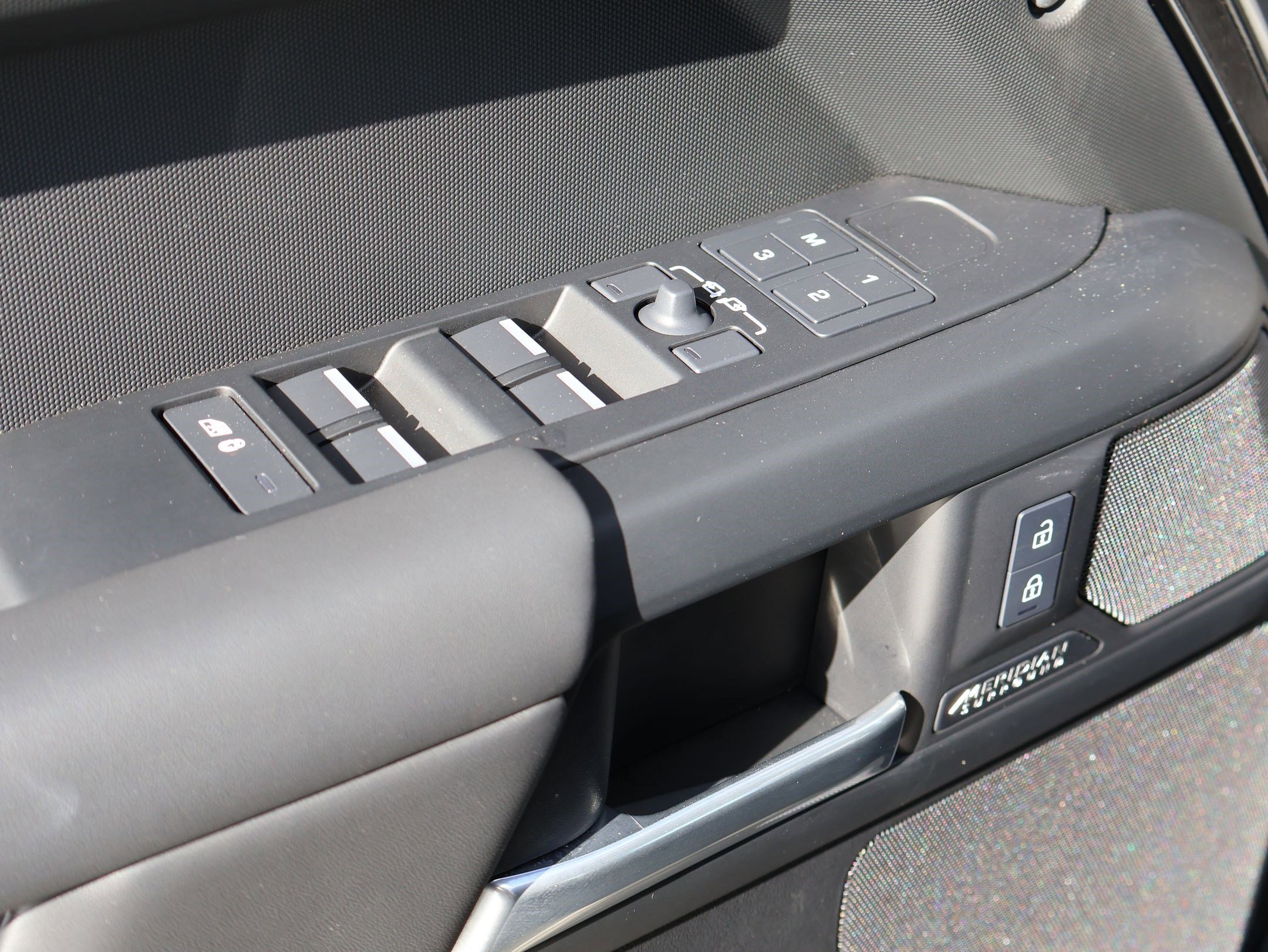 Used 2025 Land Rover Defender 110 X-Dynamic SE image 13