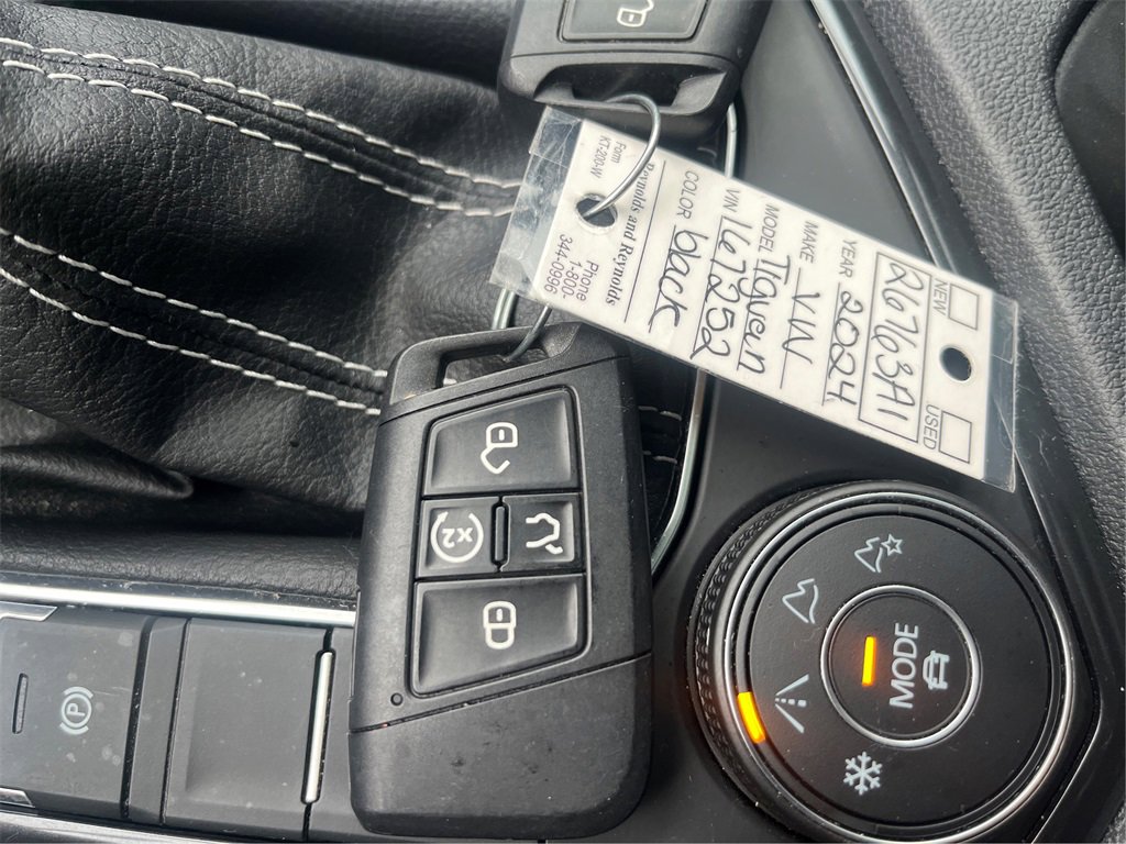 Used 2024 Volkswagen Tiguan SE R-Line image 36