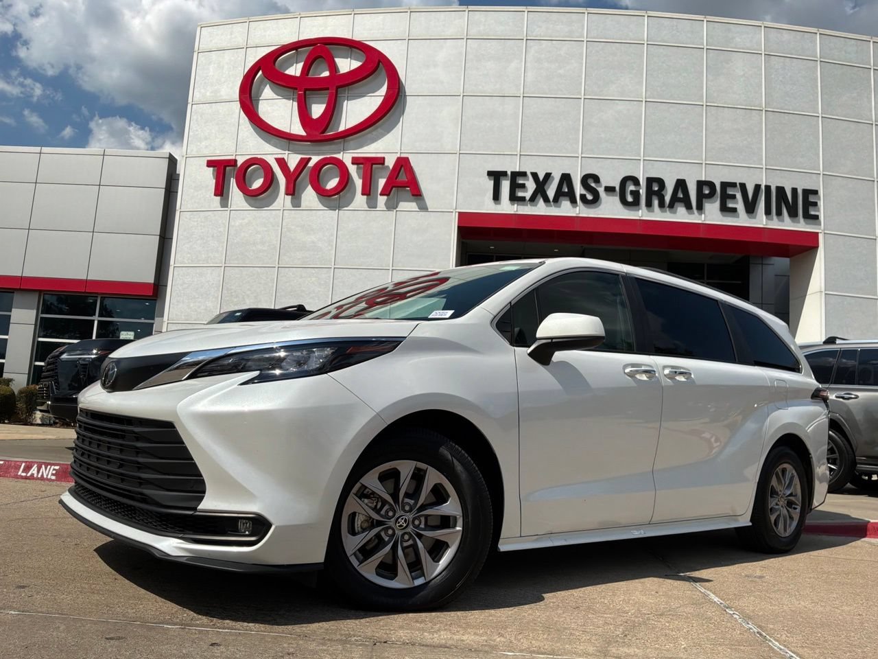 Used 2026 Toyota Sienna XLE FWD image 2
