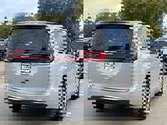 Used 2024 Chrysler Pacifica Touring-L image 4