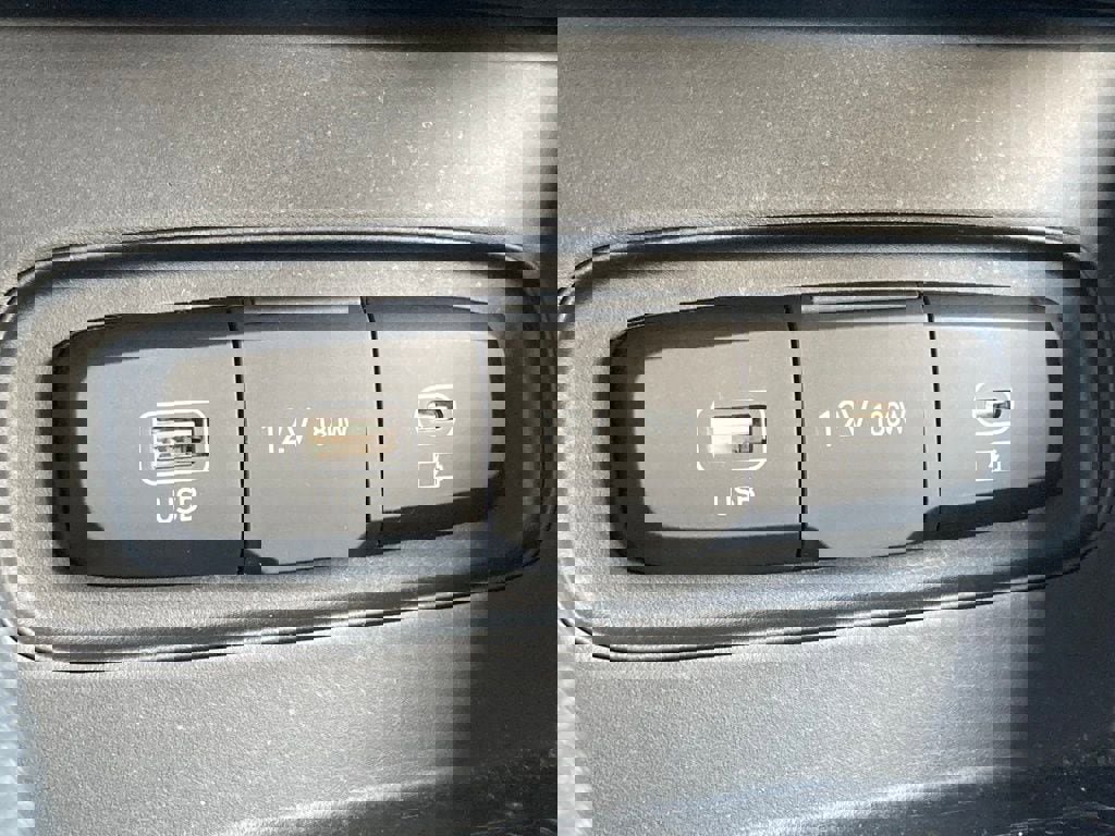 Used 2025 Hyundai Venue SEL image 25