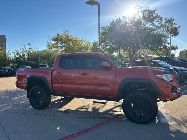 Used 2016 Toyota Tacoma TRD Off-Road w/ Premium & Technology Package AWD/4WD image 4