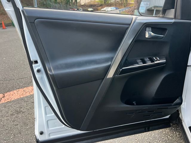 Used 2016 Toyota RAV4 SE image 9