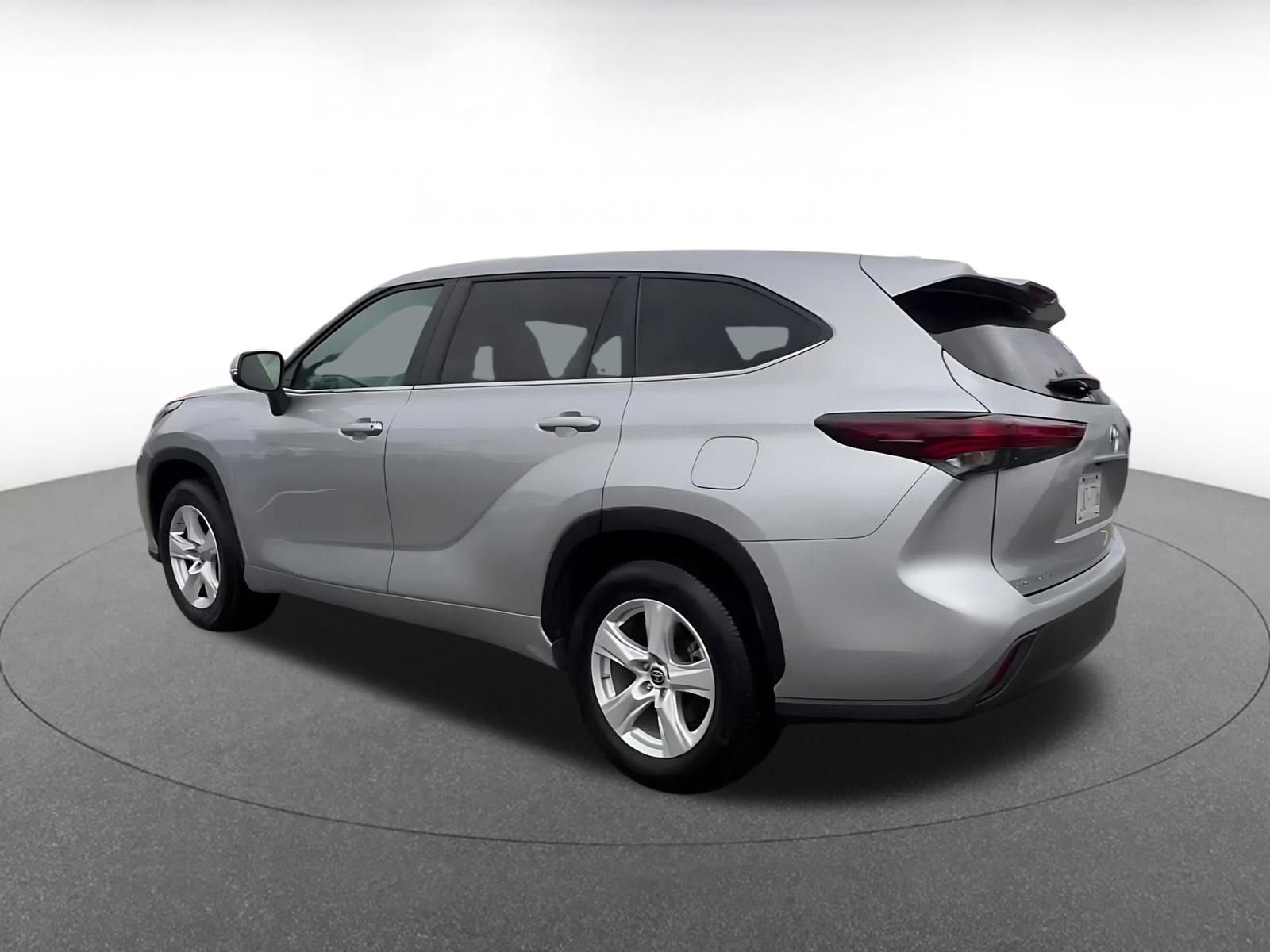 Used 2025 Toyota Highlander LE image 10