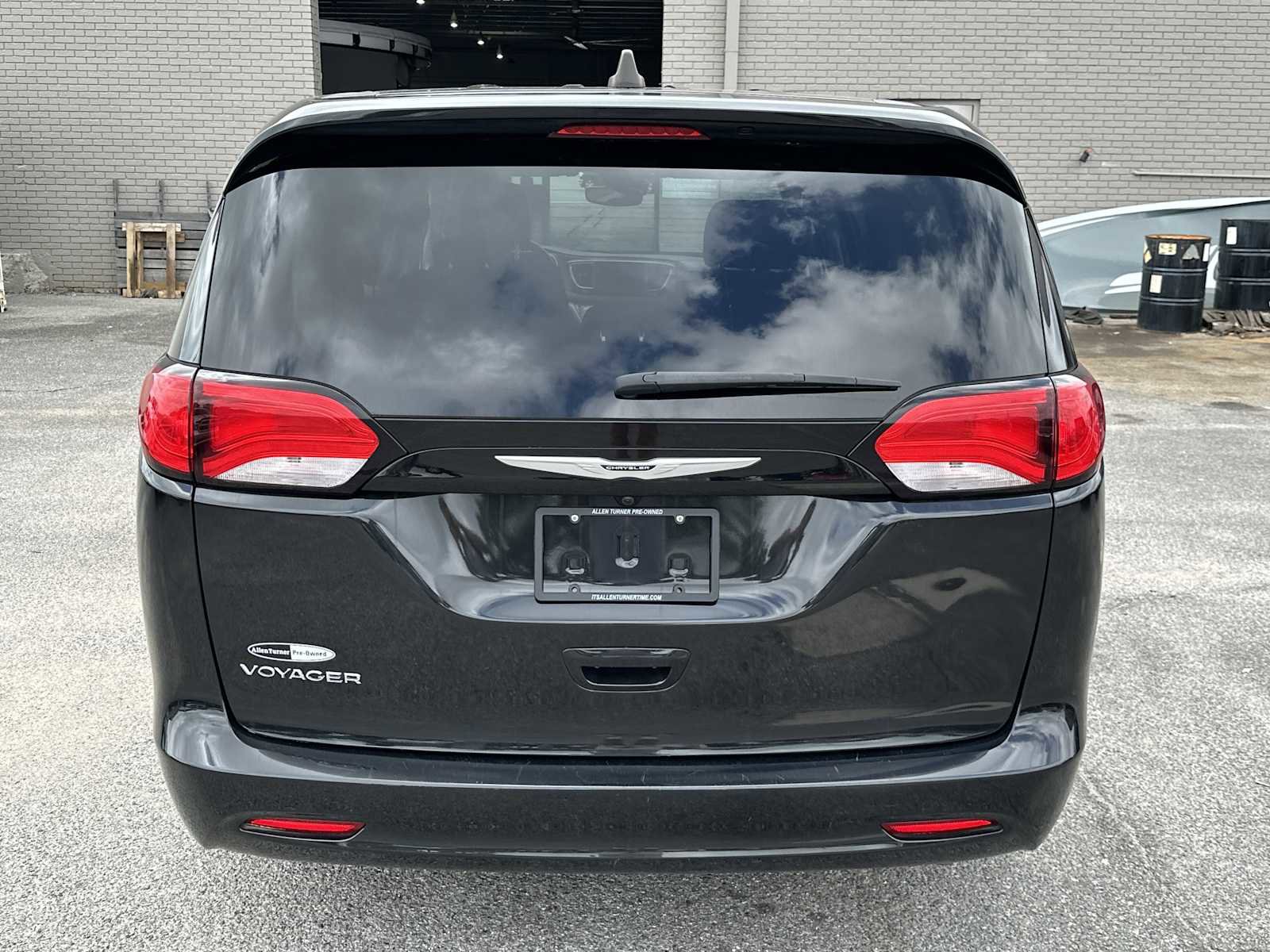 Used 2023 Chrysler Voyager LX FWD image 9