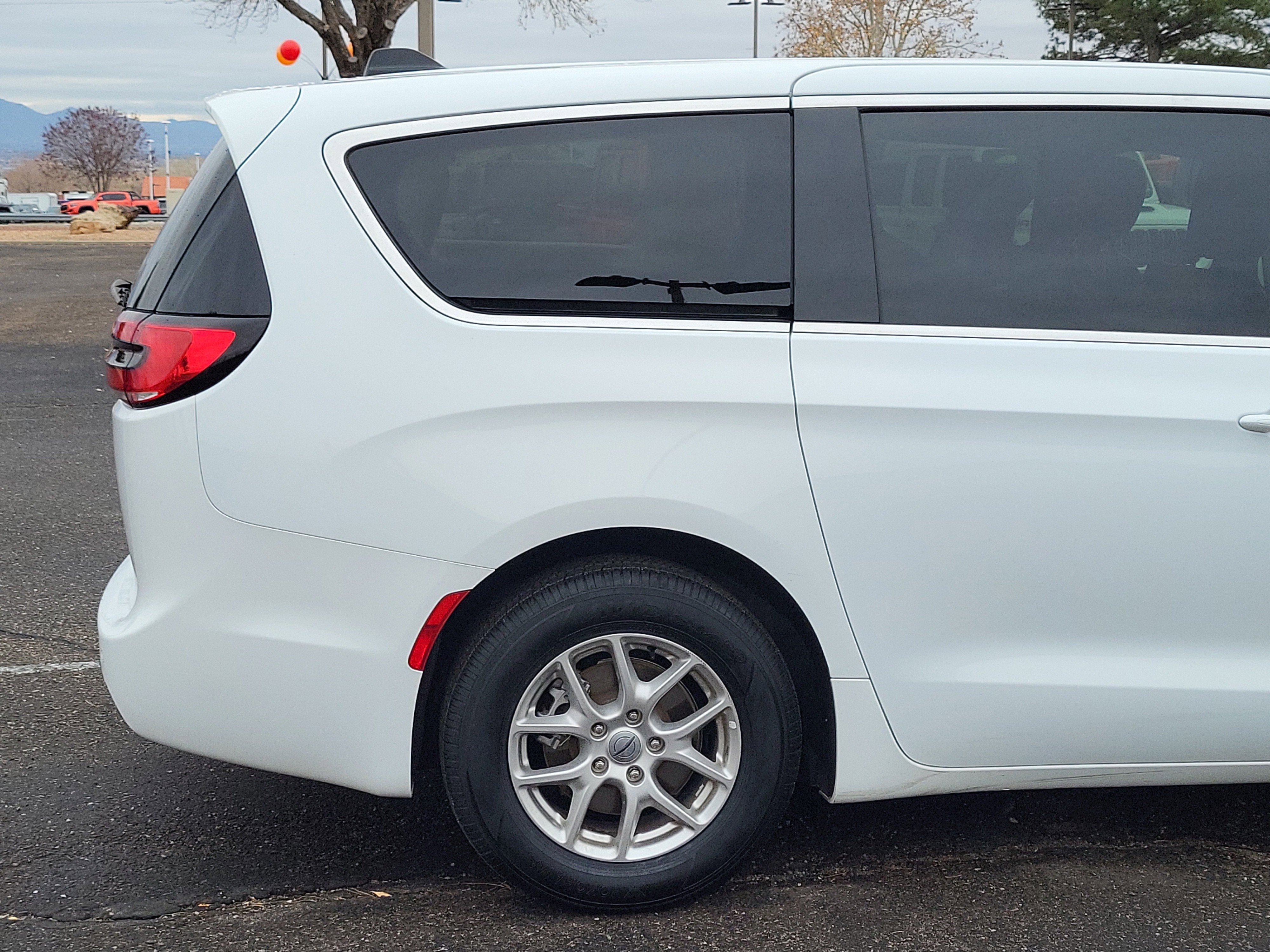 Used 2024 Chrysler Pacifica Touring-L image 6