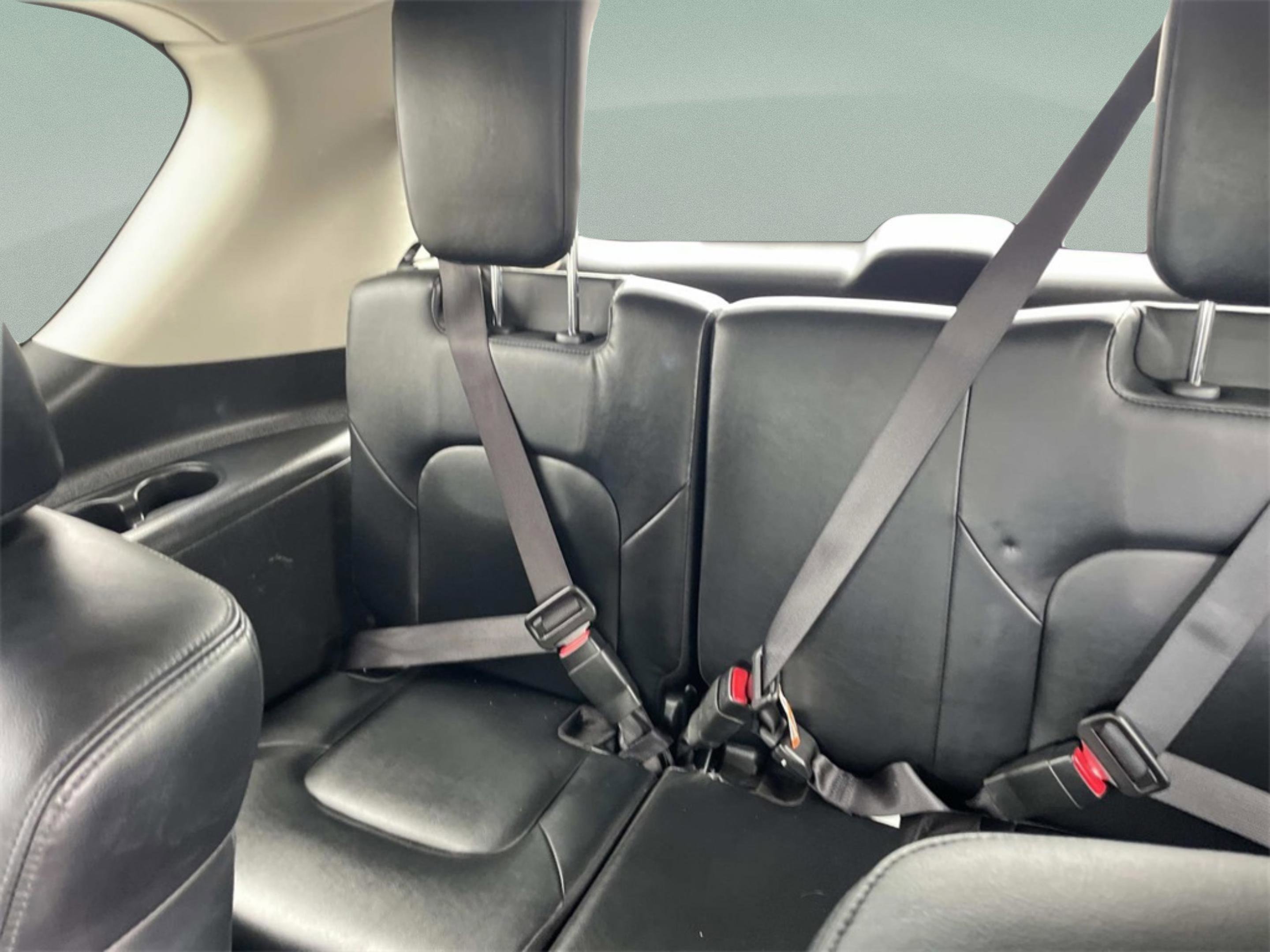 Used 2024 Nissan Armada SL w/ Captain's Chairs Package image 9