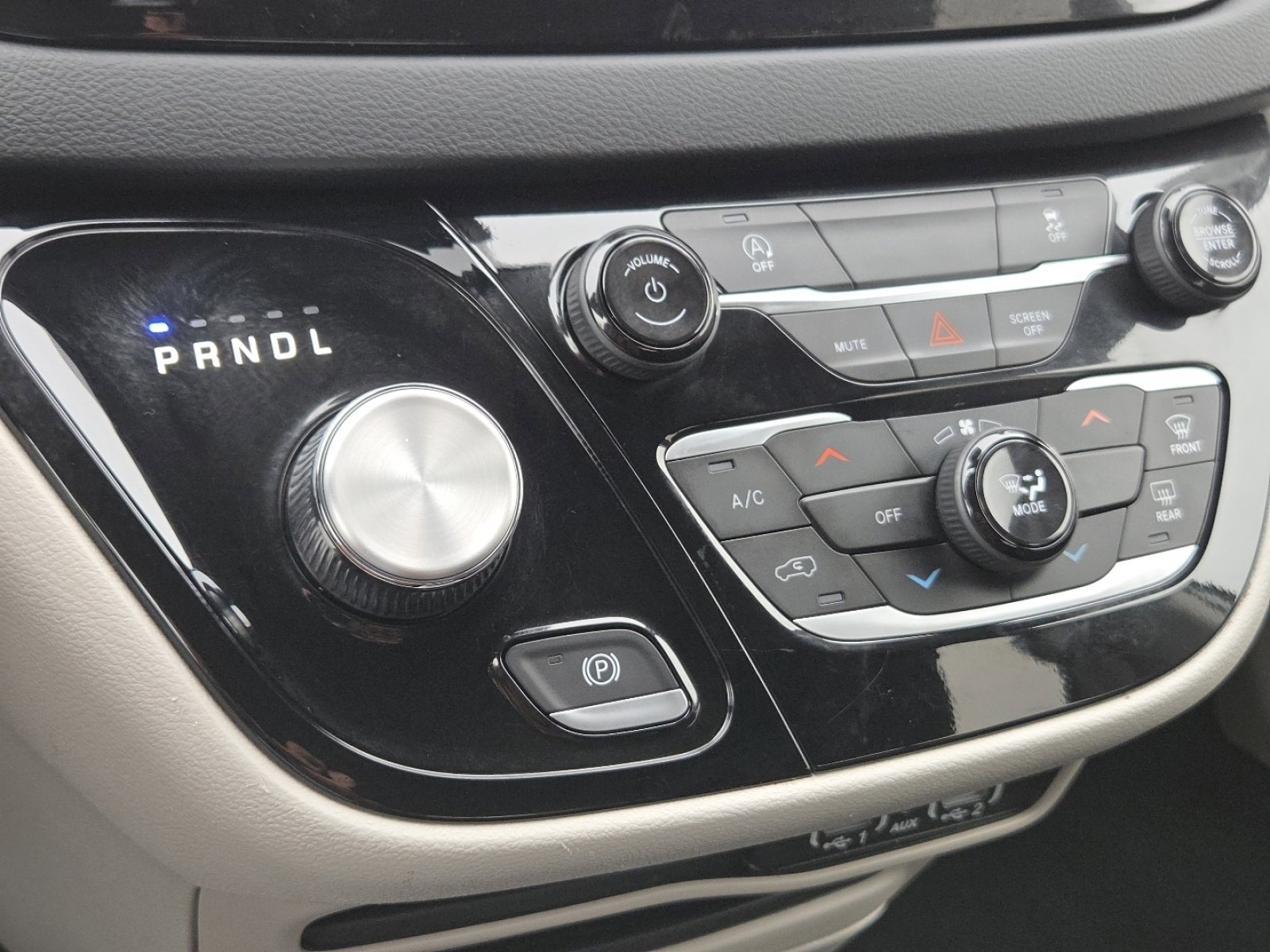 Used 2023 Chrysler Voyager LX image 28
