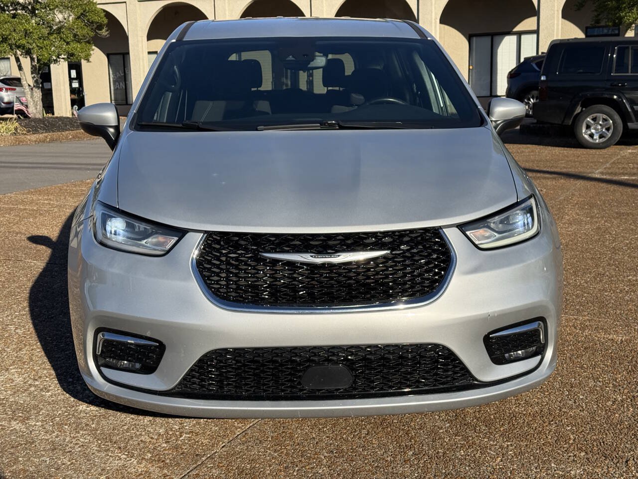 Used 2023 Chrysler Pacifica Touring FWD image 2
