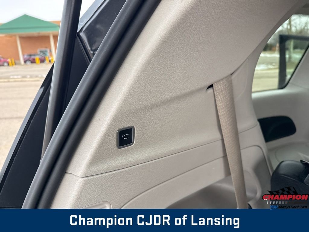 Used 2024 Chrysler Pacifica Touring-L image 13