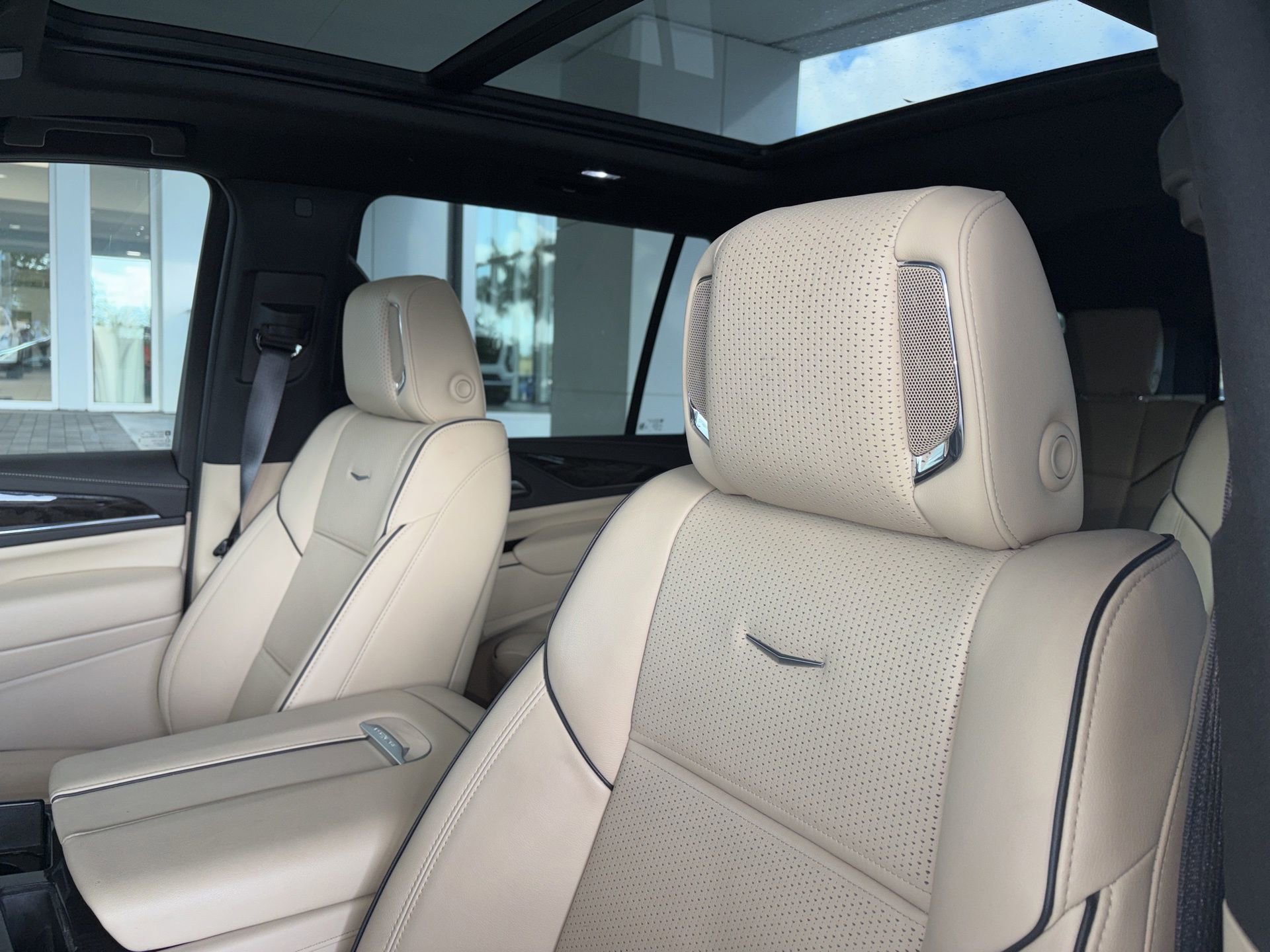 Used 2024 Cadillac Escalade ESV Premium Luxury image 9
