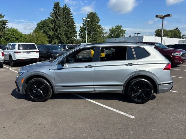 Used 2023 Volkswagen Tiguan SE R-Line AWD/4WD image 3