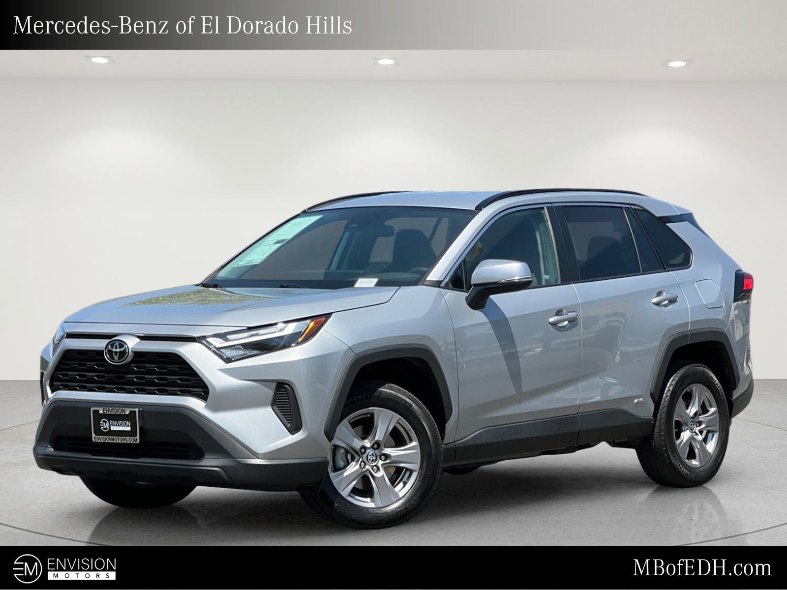 Used 2025 Toyota RAV4 XLE AWD/4WD image 1