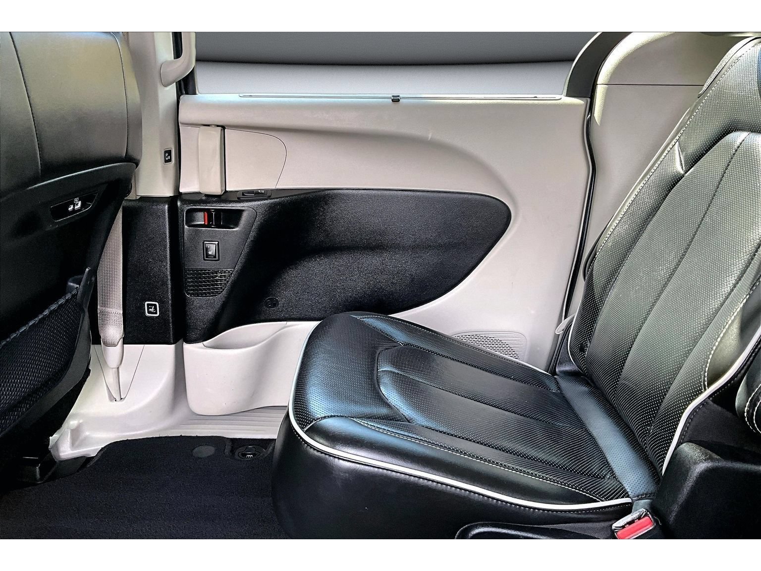 Used 2022 Chrysler Pacifica Limited FWD image 44