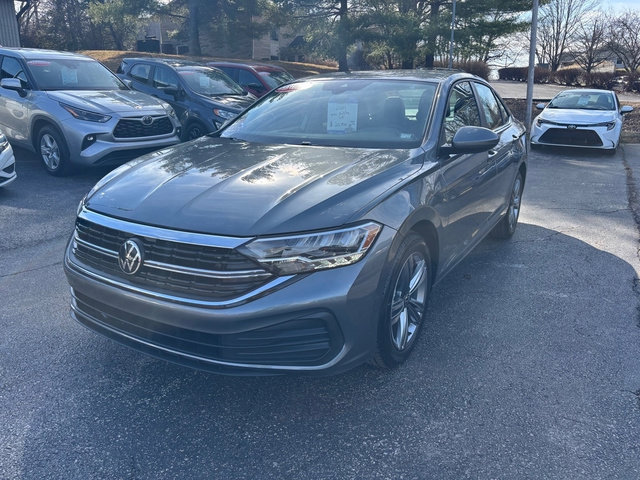 Used 2024 Volkswagen Jetta SE image 2