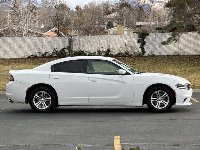 Used 2018 Dodge Charger SXT image 3