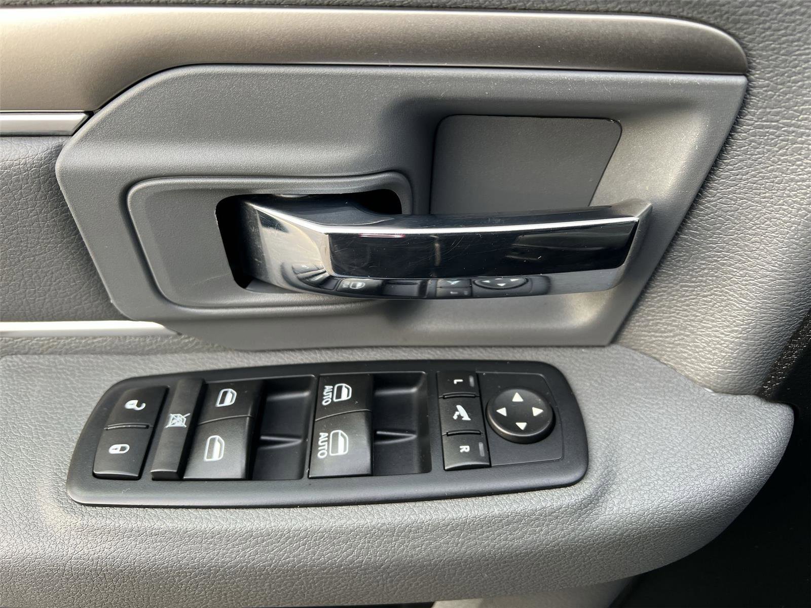 Used 2017 RAM 1500 Classic SLT w/ Luxury Group image 12