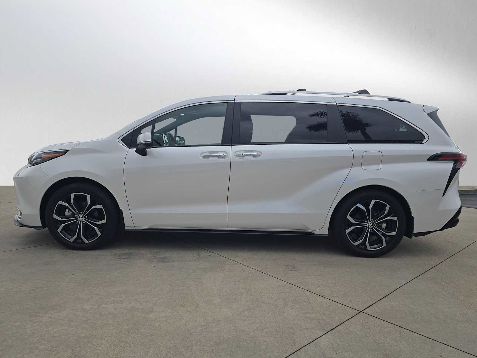 Used 2025 Toyota Sienna Platinum image 6