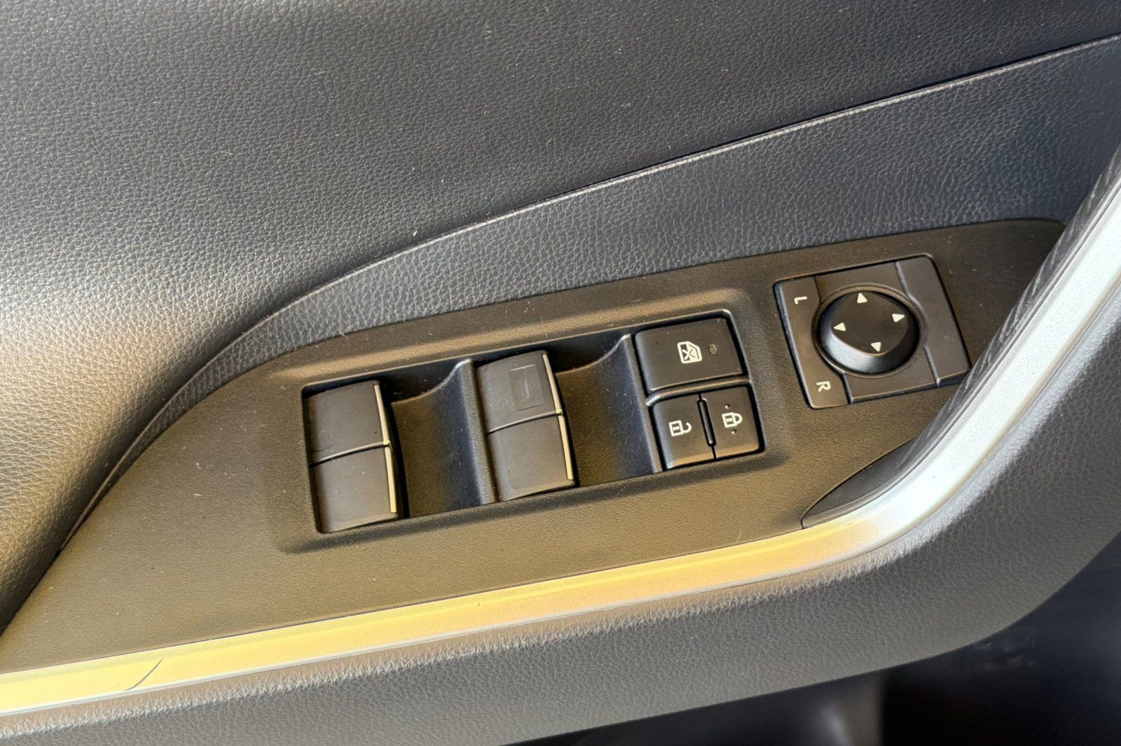 Used 2019 Toyota RAV4 Limited AWD/4WD image 13