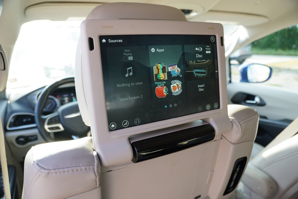 Used 2021 Chrysler Pacifica Touring-L w/ Uconnect Theater Family Group AWD/4WD image 4