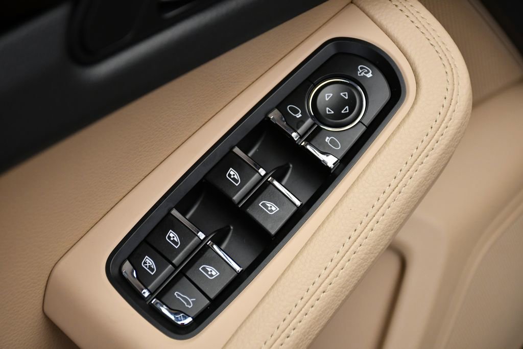 Certified 2025 Porsche Macan Turbo image 37