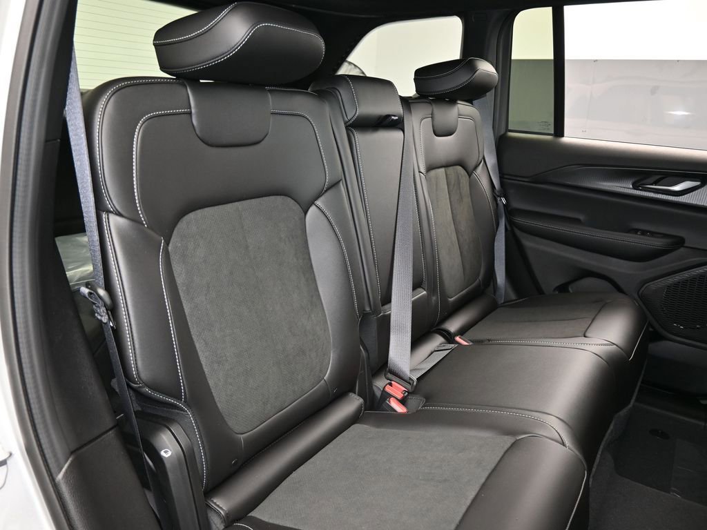 New 2025 Jeep Grand Cherokee Altitude image 34