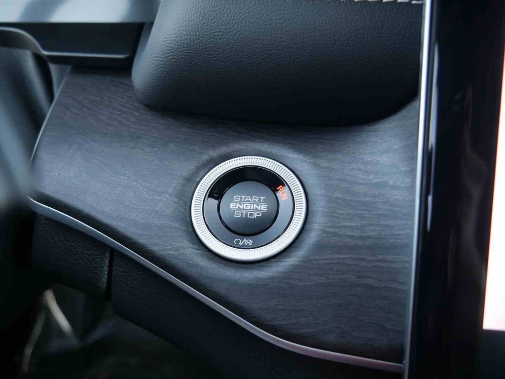 New 2025 Jeep Grand Cherokee Limited image 34