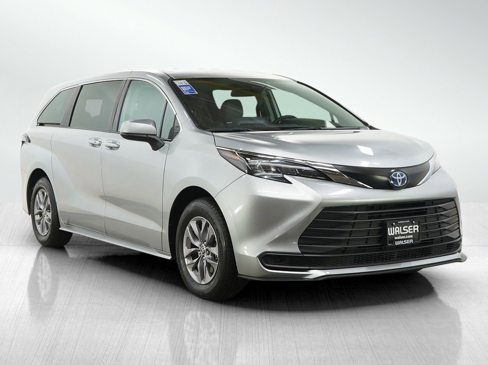 Used 2024 Toyota Sienna LE FWD image 9