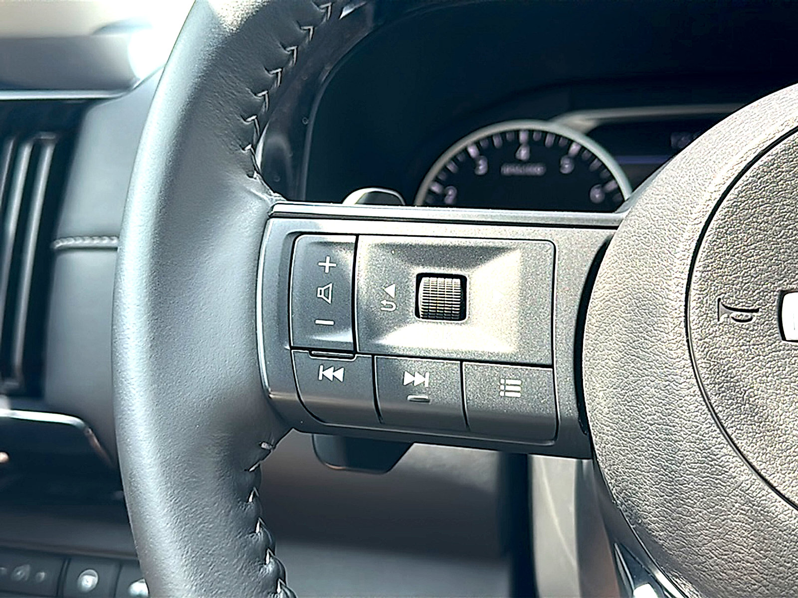 Used 2025 Nissan Pathfinder SV FWD image 30