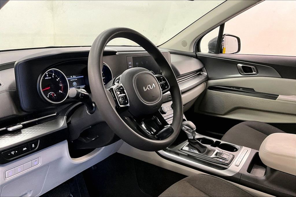 Used 2023 Kia Carnival LX FWD image 13